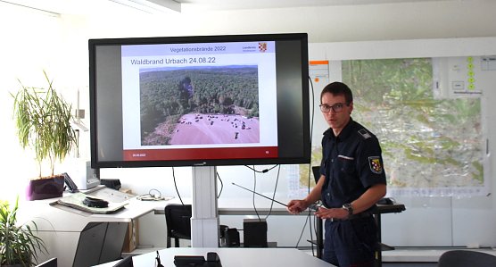 Kreisbrandmeister Daniel Kunze erl&auml;utert den neuen L&ouml;schwasserzug (Foto: oas)
