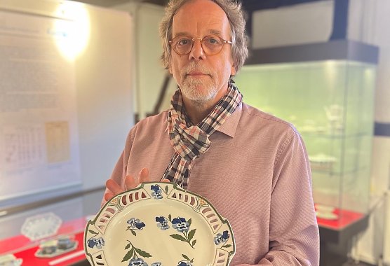 Museumsleiter J&uuml;rgen Rennebach pr&auml;sentiert Ausstellungsst&uuml;cke (Foto: Stadtverwaltung Nordhausen)