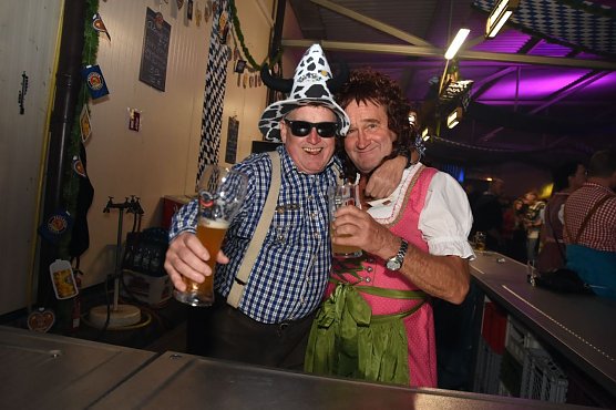 Fr&ouml;hliches Treiben bis in die Morgenstunden: Oktoberfest in Sundhausen (Foto: S.G&auml;mkow)