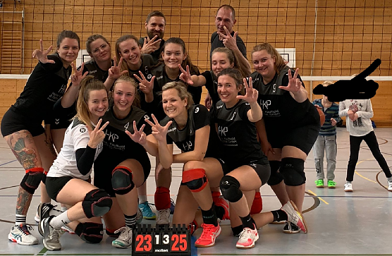 Bleicher&ouml;der Volleyballerinnen feiern den ersten Sieg (Foto: A.Kretzschmar)