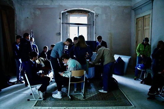 Die Sch&uuml;lerinnen und Sch&uuml;ler der 11. und 12. Klassen haben nicht nur vor der Kamera zu tun (Foto: agl)