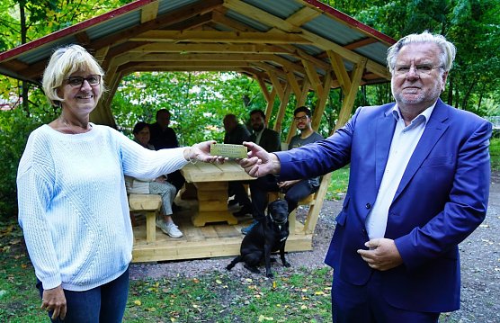 Ortschaftsb&uuml;rgermeisterin Petra Gerlach und Christian M&ouml;hrmann von der Hellbuth GmbH mit der Spenderplakette, die an die neue Wandersitzgruppe  in Ilfeld montiert worden ist (Foto: Susanne Schedwill)