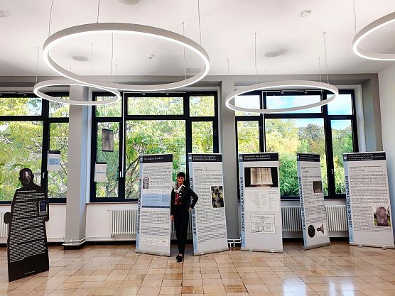 Bilderunterschrift: Ausstellungskuratorin und Unterst&uuml;tzerin des Oscarfilms Colette Dr. Marie-Luis Zahradnik  (Foto: Nadine Kathrin Luschnat)