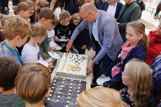 Zur Feier des Tages gab es nicht nur viele Worte, sondern auch guten Kuchen (Foto: agl)