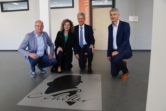 Der Umbau hat viele V&auml;ter und M&uuml;tter, vor Ort waren heute Landrat Matthias Jendricke, seine Amtsvorg&auml;ngerin und Landtagspr&auml;sidentin Birgit Pommer, Bildungsminister Helmut Holter und Schulleiter Thomas Ga&szlig;mann (Foto: agl)