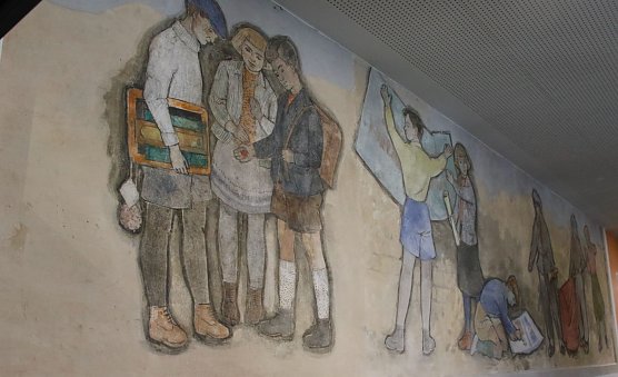 Abgenommen, aufgefrischt und aufgetragen - am Bleicher&ouml;der Schillergymnasium konnten die Wandbilder erhalten bleiben (Foto: agl)