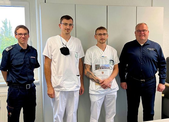 von links: Kreisbrandinspektor Daniel Kunze, Julian Gonschorrek, Dr. med. Matthias Twrznik, Fachgebietsleiter Rettungsdienst, Brand- und Katastrophenschutz Tobias Mielke (Foto: Pressestelle Landratsamt)