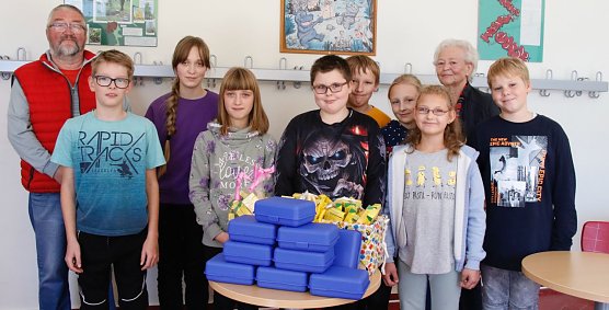 Insgesamt 105 Brotb&uuml;chsen, die man selber aus einer Spende erhalten hatte, wurden heute von Helga Rathnau und J&uuml;rgen Spangenberg an die Sch&uuml;lersprecher der Klassen zwei bis sechs des F&ouml;rderzentrums Pestalozzi &uuml;bergeben (Foto: agl)