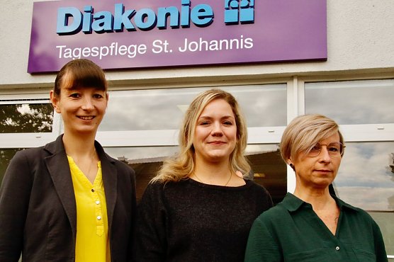 v.l.: Sabrina Meister, Lydia Faupel und Doreen Eichler begr&uuml;&szlig;ten heute die ersten Neugierigen in der Tagespflege St. Johannis der Diakonie Nordhausen (Foto: agl)