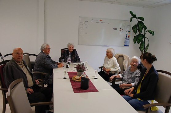 Ein erster Schwatz bei Kaffee und Kuchen  (Foto: agl)