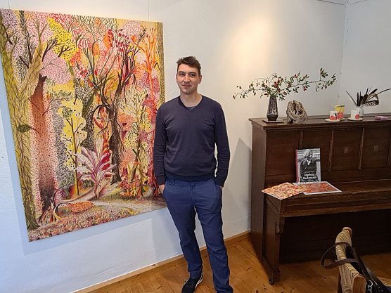 Stefan Schwarzer pr&auml;sentiert grafische Arbeiten (Foto: Karin Kisker)