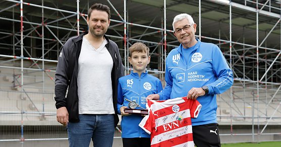 Ricghard Schulze mit seinem Trainer Uwe Nebelung (re.) und Pr&auml;sident Torsten Klaus (Foto: M.Liedke)