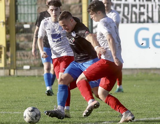 Lennart Liese traf als Erster das Tor in Halle, leider aus Abseitsposition (Foto: M.Liedke)