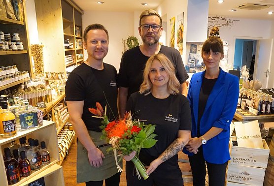 Anja Schlichtling, und ihre beiden Mitarbeiter Danny Schasse und Gerrit Laube, wurde von SWG-Mitarbeiterin Sarah Krug in den neuen Gesch&auml;ftsr&auml;umen begr&uuml;&szlig;t.  (Foto: SWG Nordhausen/Susanne Schedwill)