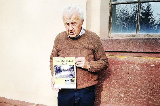  Klaus Simon mit dem Kalender f&uuml;r n&auml;chstes Jahr (Foto: Kevin Seifert)