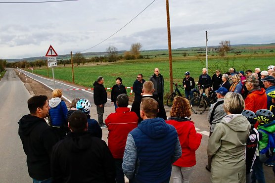 Das Interesse am Radweg war zur heutigen &Uuml;bergabe gro&szlig; (Foto: agl)