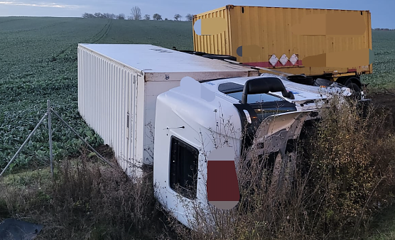 Schwerer Lkw Unfall nahe Artern (Foto: Landespolizeiinspektion Nordhausen)