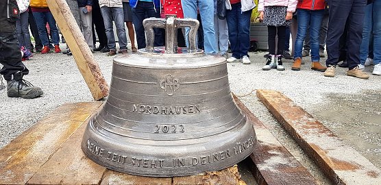 Die "Geburt" der neuen St. Blasii-Glocke war von vielen Nordh&auml;usern mit Interesse verfolgt worden (Foto: Evangelischer Kirchenkreis S&uuml;dharz)