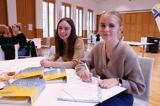 Ida und Hermine waren gestern in der Stadtbibliothek auf der Suche nach externen Fachbetreuern f&uuml;r ihre Seminarfacharbeit (Foto: agl)