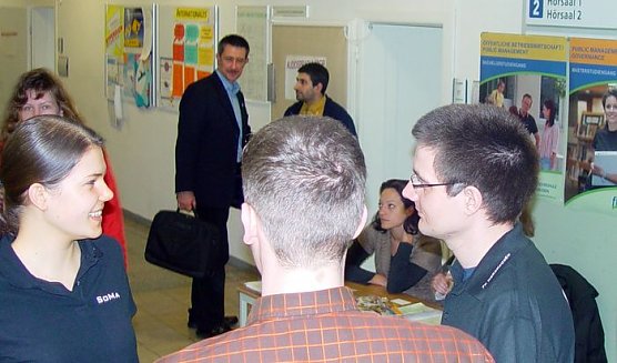 Abiturienten informieren sich (Foto: A. Schelenhaus) Abiturienten informieren sich (Foto: A. Schelenhaus)