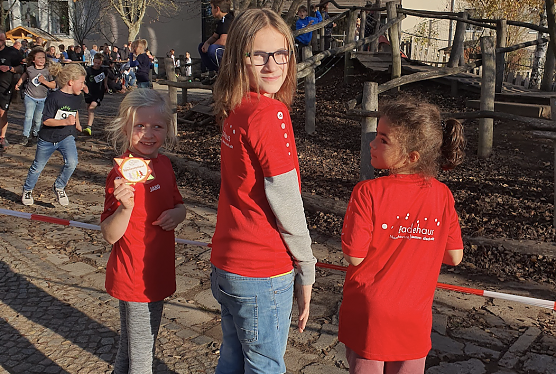 Sch&uuml;lerinnen und Sch&uuml;ler der Evangelischen Grundschule Nordhausen beim Sponsorenlauf f&uuml;r ihre neue digitale Schultafel (Foto: Evangelische Grundschule Nordhausen)