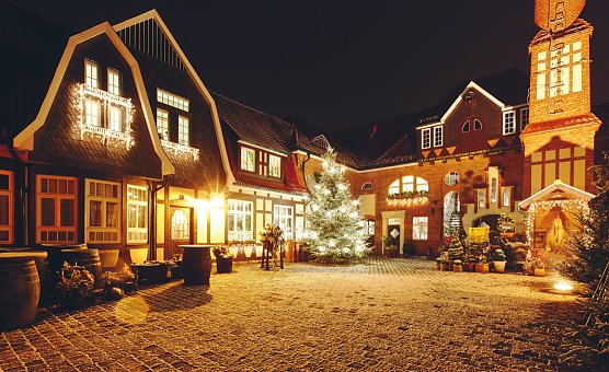 Der historische Innenhof der Echter Nordh&auml;user Traditionsbrennerei im Lichterglanz (Foto: Echte Nordh&auml;user Traditionsbrennerei)