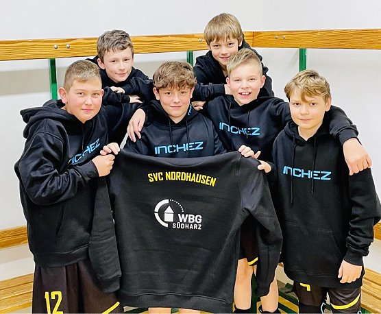 F&uuml;r den SVC spielten: Noah, Jeremy, Leo, Philipp und Carl. Zur Belohnung gab es vom SVC und der  WBG S&uuml;dharz neu coole Hoodies. Vielen Dank der WBG S&uuml;dharz f&uuml;r die Unterst&uuml;tzung. (Foto: Dominik Rieger)