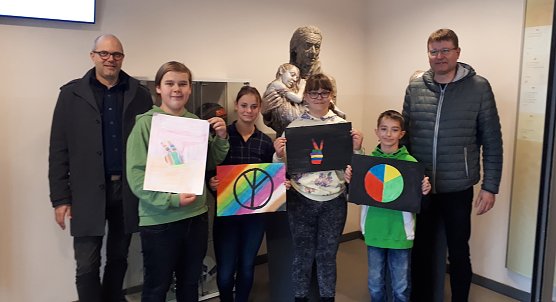 Holger Richter (links) und Prof. Dr. Philip Heiser (rechts) mit Anton, Xenia, Michelle und Elias. (Foto: Pestalozzi-Schule)