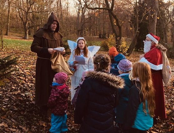 M&ouml;nch, Engel und Weihnachtsmann f&uuml;hren am 3. Dezember durch den Park (Foto: F&ouml;rderverein Park Hohenrode)