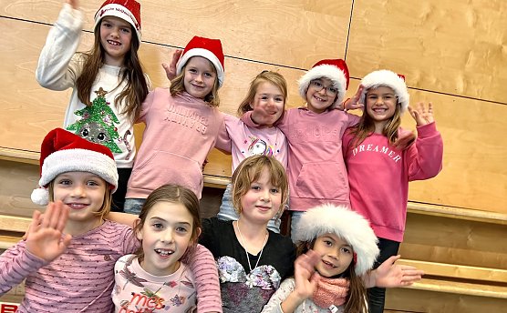 Die Tanzkinder sind in Neustadt auf dem Weihnachtsmarkt (Foto: Ev. Grundschule ) Die Tanzkinder sind in Neustadt auf dem Weihnachtsmarkt (Foto: Ev. Grundschule )