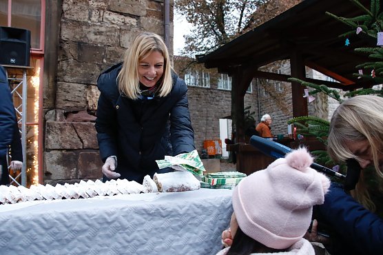Den Stollenanschnitt &uuml;bernahm B&uuml;rgermeisterin Alexandra Rieger zusammen mit den ehrenamtlichen Beigeordneten (Foto: agl)