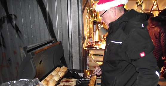 Fr&ouml;hlichkeit vor der Garage (Foto: Kurt Frank)