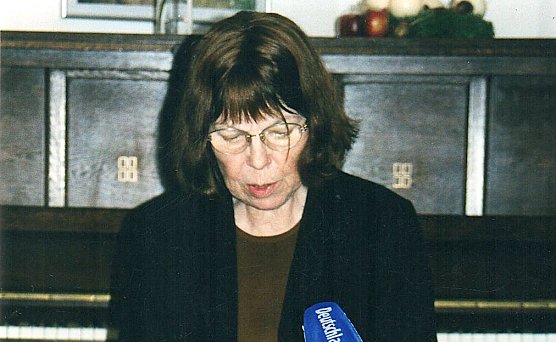 Sarah Kirsch liest in ihrem Geburtshaus zur Eröffnung 2002 (Foto: H.Kneffel) Sarah Kirsch liest in ihrem Geburtshaus zur Eröffnung 2002 (Foto: H.Kneffel)