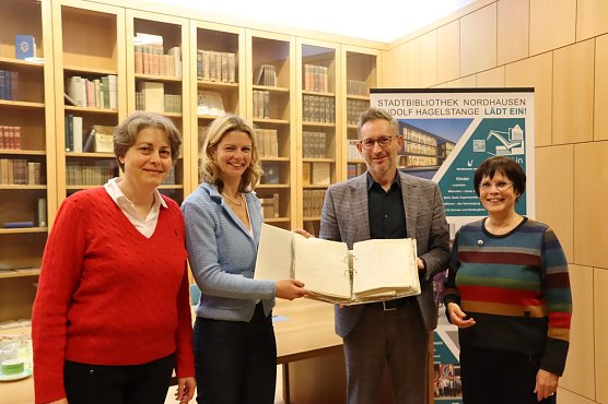 Die Fielmann AG hat Briefe Rudolf Hagelstanges an die Stadtbibliothek &uuml;bergeben (Foto: Stadtverwaltung Nordhausen)