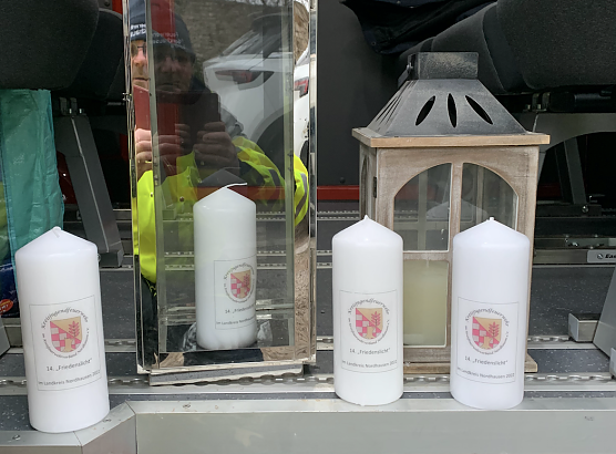 Sicher verwahrt wird das Friedenslicht am Samstag im Landkreis verteilt (Foto: Pressestelle Landratsamt)