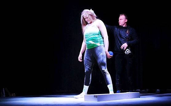 Sara Gambetta und Christoph Keil beim Foto-Shooting für das farbenprächtige Plakat (Foto: J.Piper) Sara Gambetta und Christoph Keil beim Foto-Shooting für das farbenprächtige Plakat (Foto: J.Piper)