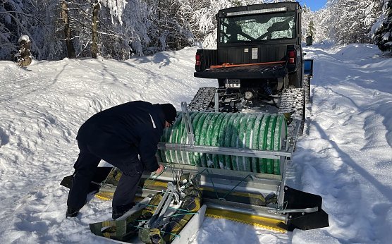 Das neue Loipenspurgerät im Einsatz (Foto: Landratsamt) Das neue Loipenspurgerät im Einsatz (Foto: Landratsamt)