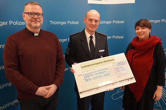 &Uuml;bergabe der im Dom gesammelten Spenden (Foto: Landespolizeiinspektion Nordhausen)