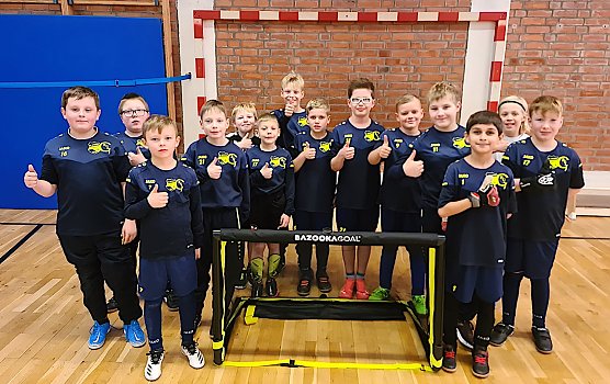 Tore und Trainingsanz&uuml;ge f&uuml;r die Spielgemeinschaft (Foto: Die Fu&szlig;baller der Spielgemeinschaft G&ouml;rsbach/Auleben bedanken sich f&uuml;r vier Minitore, welche durch Holger Metz vom KFA Nordth&uuml;ringen &uuml;berreicht wurden... )