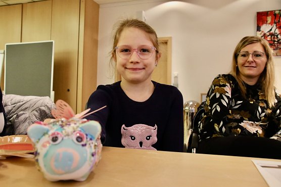 Schickes Schweinchen, glückliche Gewinnerin - Emilia und ihr Glitzersparschwein (Foto: agl) Schickes Schweinchen, glückliche Gewinnerin - Emilia und ihr Glitzersparschwein (Foto: agl)