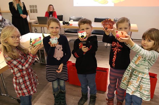 In der Kreissparkasse wurden wieder die schönsten Sparschweine ausgezeichnet (Foto: agl) In der Kreissparkasse wurden wieder die schönsten Sparschweine ausgezeichnet (Foto: agl)