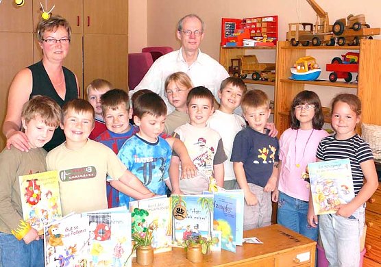 &Uuml;bergabe der B&uuml;cher (Foto: nnz)