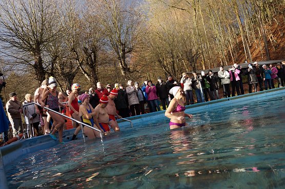 Anbaden im Neust&auml;dter Waldbad (Foto: Sandra Witzel)