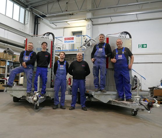 Die Nordhäuser Monteure mit den ersten beiden BHKW (Foto: Sokratherm) Die Nordhäuser Monteure mit den ersten beiden BHKW (Foto: Sokratherm)