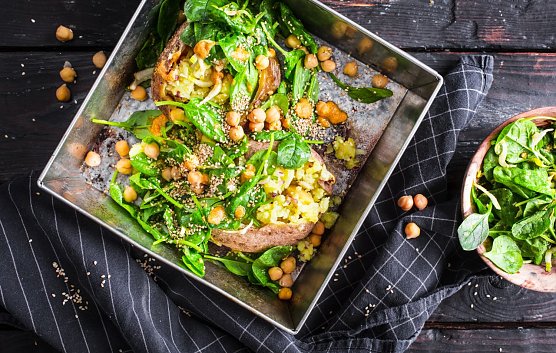 Kumpir mit Tahini und Kichererbsen: vegan, n&auml;hrstoffreich und lecker.  (Foto: die-kartoffel.de/Foodboom)