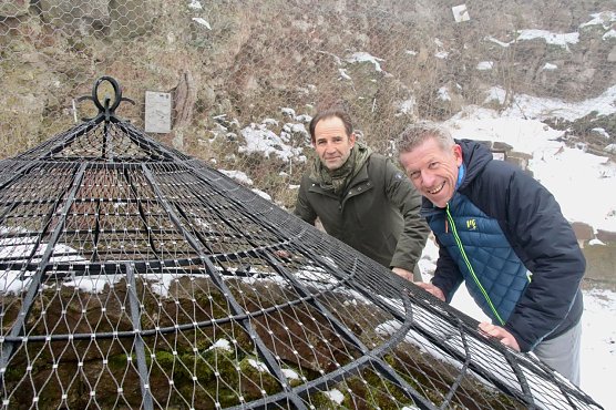 Viele kleine Handgriffe und manch gro&szlig;en Einsatz haben Harald Str&ouml;bele mit dem Hohnsteiner Mittelalterverein und Maik Linde mit der Ilfelder Bergwacht schon getan (Foto: agl)