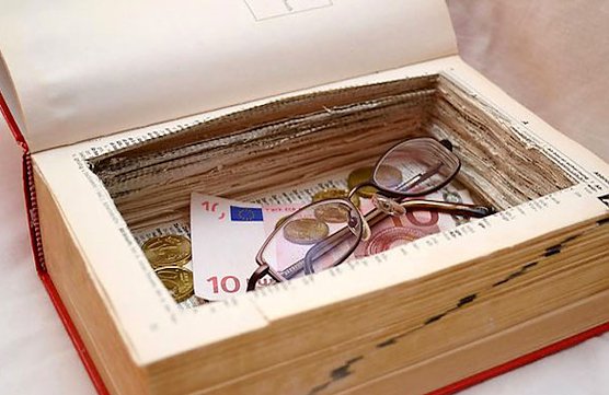 B&uuml;cher als Geheimverstecke (Foto: KILA)