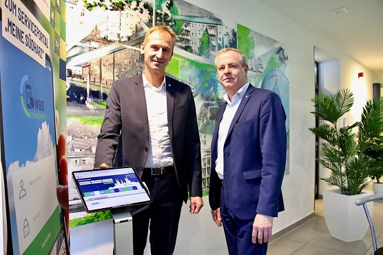 Digital wird's schon im Foyer - Sven D&ouml;rmann und Steffen Loup freuen sich, dass das WBG-Serviceportal "Meine S&uuml;dharz"  bisher gut angenommen  wurde (Foto: agl)