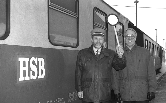 Symbolischer Abfahrtsauftrag durch die damaligen Akteure: Erteilt am Morgen des 1. Februar 1993 in Gernrode durch den Quedlinburger Wirtschaftsdezernenten Friedrich Voigt und den HSB-Gesch&auml;ftsf&uuml;hrer Lutz Joachim Bartsch. (Foto: HSB/J&uuml;rgen Meusel)