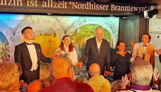 Von links: Chenglin Li (musikalische Leitung) Laura Saleh, Matthias Kitter, Anja Schulz-Hentrich (Ausstattung) und Marian Kalus (Foto: nnz)